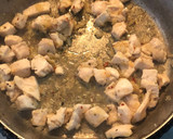 Foto del paso 3 de la receta: Arroz con condimento y pollo. Tipo paella y pa’ti 😜 rápido y fácil!