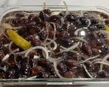 Foto del paso 4 de la receta: Olivas Negras aliñadas con Cebolla, Ajo y Guindilla