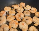 Hình bước làm 2 của món Mì Ý Tôm Cay - Spicy Prawns Aglio e Olio Tagliolini