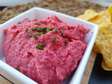 Hummus de remolacha con triángulos de maíz