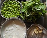 A picture of step 1 of Methi Malai Matar.