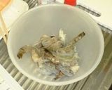 A picture of step 1 of Lemon-Flavored Stir-Fried Prawns and Cucumber.