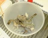 A picture of step 1 of Lemon-Flavored Stir-Fried Prawns and Cucumber.