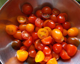 Foto del paso 1 de la receta: Ensalada de tomatitos variados y boconccini con jamón crujiente y sésamo negro