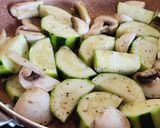 Foto del paso 1 de la receta: Salteado de calabacín con garbanzos y champiñones
