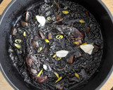 Foto del paso 11 de la receta: Arroz negro caldoso de sepia y gambas