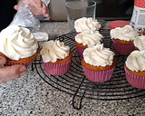 Foto del paso 15 de la receta: Cupcakes de pera relleno de bombón