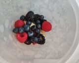 Foto del paso 2 de la receta: Smoothie de Plátano y Frutos Rojos🍌