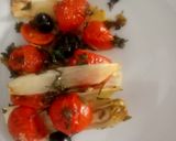 Foto del passaggio 2 della ricetta Indivia belga con pomodorini, succo di limone e olive nere al forno