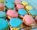 Foto del paso 10 de la receta: Alfajores de maicena de varios colores rellenos con mermelada 