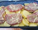 Hagymás tepsis tarja velesült krumplival recept fázis 2 fotója