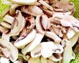 عکس مرحله 3 از دستور بلانچ کردن قارچ، بدون سیاه شدن(سریع و ساده)