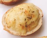 Hình bước làm 2 của món Bánh mì với khoai tây nghiền phủ phomai đút lò