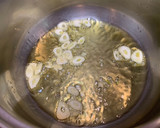Foto del paso 2 de la receta: Espaguetis con gambas, gulas y un toque picante