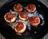 Foto del paso 4 de la receta: Hongos negros o Hongos portobello rellenos con morcilla 😀