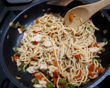 Foto del paso 7 de la receta: Noodles con pollo y verduras al wok