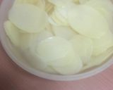 Foto del paso 1 de la receta: Papas onduladas fritas al ajillo con ketchup
