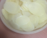 Foto del paso 1 de la receta: Papas onduladas fritas al ajillo con ketchup