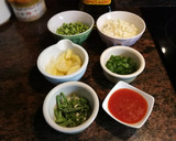 Foto del paso 1 de la receta: Arroz con pollo y costillas de cerdo con guisantes de la huerta