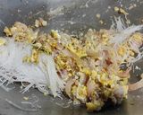 รูปขั้นตอนการทำที่ 6 ของ ผัดแหนมหมูไข่วุ้นเส้น