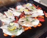 Une image de l'étape 11 de Filets d'églefin aux poivrons bicolores, ail, citron et herbes du jardin.