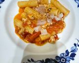 Foto del passaggio 5 della ricetta Tortiglioni alla ricciola in due consistenze e liquirizia