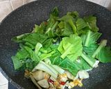 Foto langkah ke 5 dari resep Tumis Bakso Ikan Caisim / Sawi Hijau.