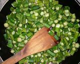 A picture of step 2 of Ladyfingers (bhindi) without onion.