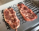 Une image de l'étape 5 de Côtes de porc à la moutarde,herbes de Provence,oignon, poivron rouge et olives marinées.