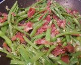 Foto del paso 3 de la receta: Judías salteadas con jamón, Bacon y miel