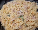 A picture of step 3 of White sauce pasta with chicken salami.