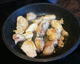 Foto del paso 2 de la receta: Pollo con manzana en salsa al vino tinto