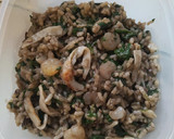 Foto del paso 4 de la receta: Arroz negro con espinacas, gambas y tallarines de surimi