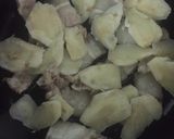 A picture of step 3 of Vũ Đại Village Braised Fish with Galangal.