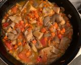 Foto del paso 3 de la receta: Salteado de verduras con setas y huevo cocido