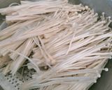 Foto langkah ke 2 dari resep Jamur Enoki Tumis Uyah Asem.