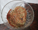 Foto del paso 2 de la receta: Muslitos de pollo sobre cama de papas y verduras al horno