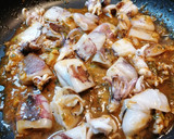 Foto del paso 2 de la receta: Habas con calamares y patatas al vino rancio