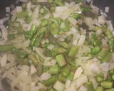 Foto del paso 2 de la receta: Risotto de espárragos, champiñones, setas y....trufa!! 😍