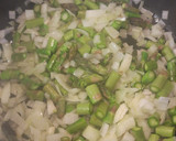 Foto del paso 2 de la receta: Risotto de espárragos, champiñones, setas y....trufa!! 😍