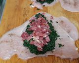 Foto del paso 3 de la receta: Pechuga rellena de espinacas y taquitos de jamón