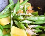 Hình bước làm 3 của món 🌱 Đậu Que Dẹp Xào Khóm Chay (Vegan)