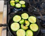 Foto del paso 1 de la receta: Pizza keto de berenjenas y zapallitos