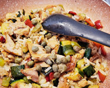 Foto del paso 4 de la receta: Arroz salteado con verduras y pollo