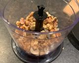 A picture of step 1 of Walnut chocolate spread.