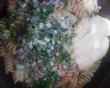 Foto del paso 3 de la receta: Pollo con fideos a la crema y verdeo
