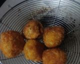 Foto langkah ke 5 dari resep Bola Nasi Sosis.
