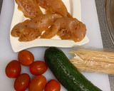 Foto del paso 3 de la receta: Brochetas de solomillo de pollo adobadas con tomatitos y calabacines