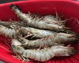 Une image de l'étape 1 de Gambas sauvages au poivron, céleri, coriandre et citron vert.