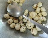 A picture of step 1 of Shahi Makhana kaju.